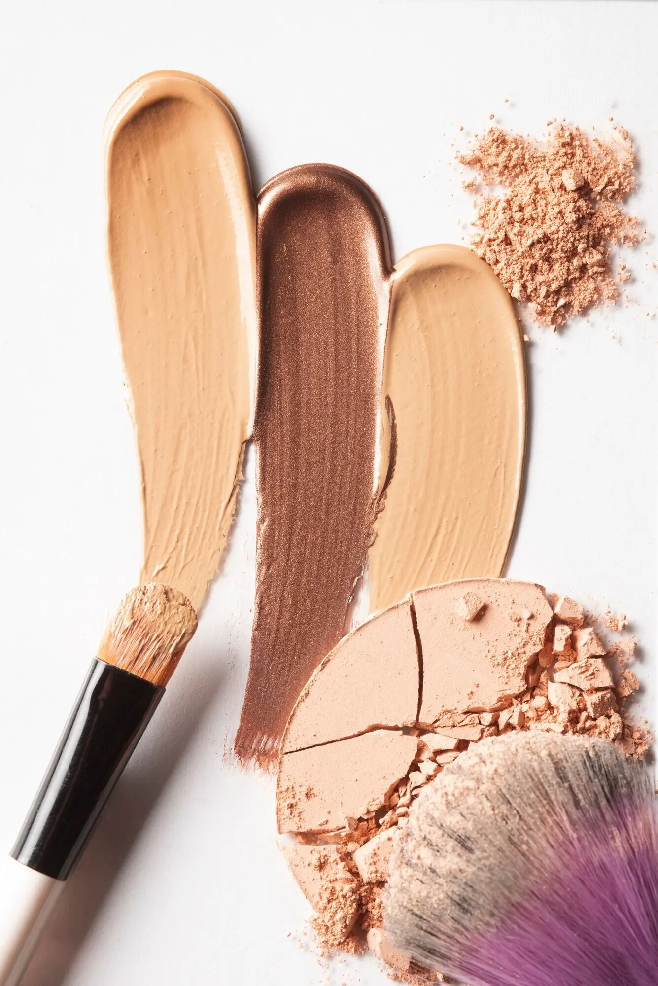 Draufsicht auf verschiedene Make-up-Texturen.