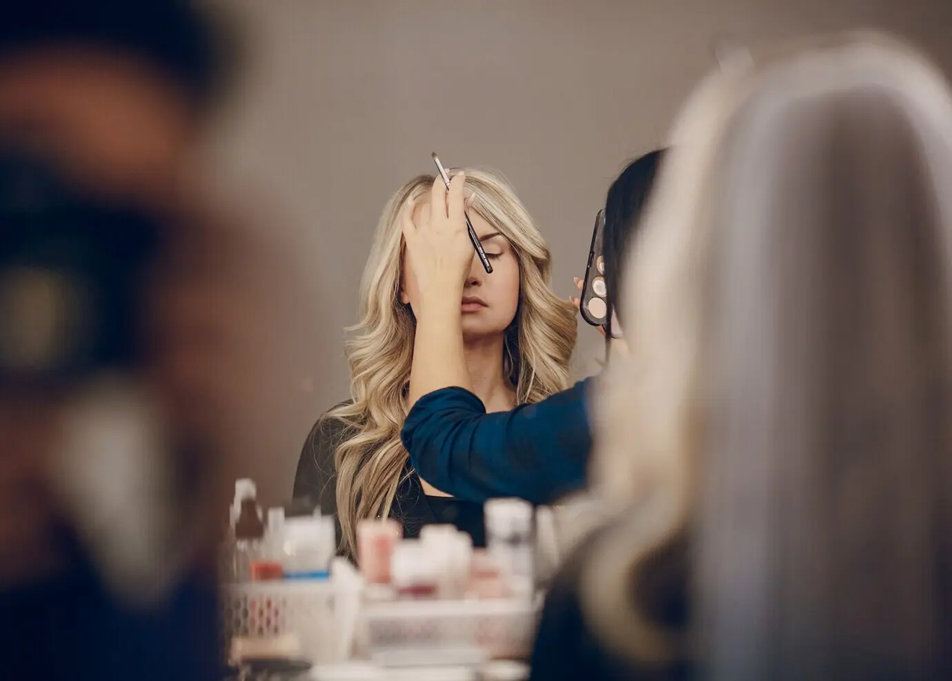 Ein Mädchen wird geschminkt.