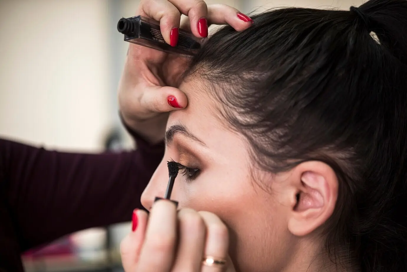 Nahaufnahme eines Models in einem Make-up-Salon